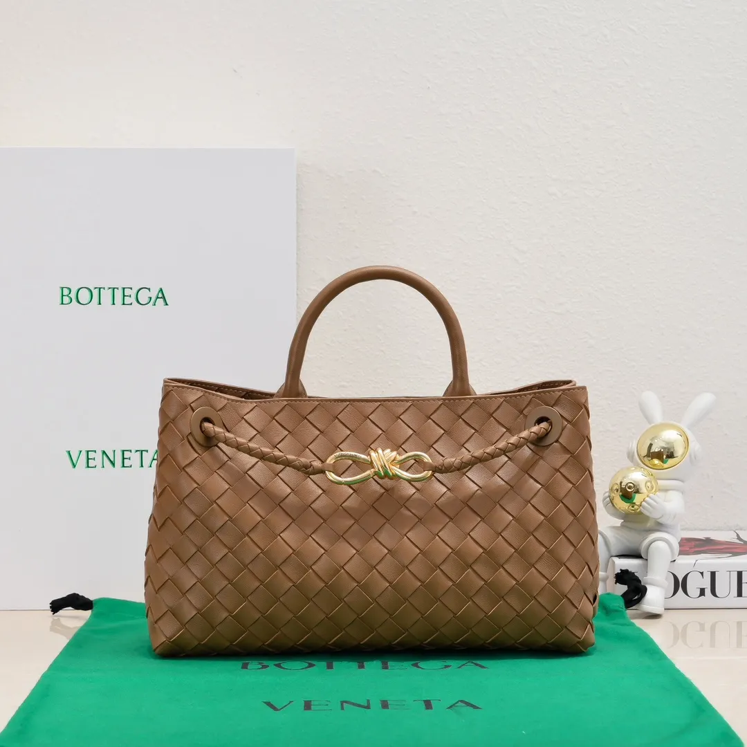 Batch 1960 #Bottega Veneta new horizontal Andiamo handbag, many stars have the same style 🎈 Classic full-body leather weaving with golden rope buckle, stable and chic enough [proud] The whole body is made of Nappa sheep leather, comfortable, soft and dynamic. The sliding metal rope buckle can adjust the shoulder strap, single shoulder / handbag / crossbody, multiple carrying methods, large bag capacity, suitable for commuting / daily / travel This bag is divided into small/medium/large sizes. There is always one that suits you, so take me with you🎀🎀 Size: 29x18x10 Model: 6463#